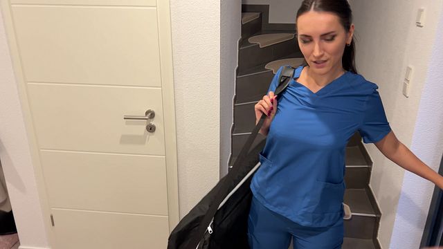 Evde masaj yaparken elleri yağlı sırtından aşağı kaydı